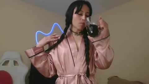 Snapshot of lia_queen610 chatting on November 2025 02:21:01 AM Little Queen Lia online show from November 2025 02:21:01 AM