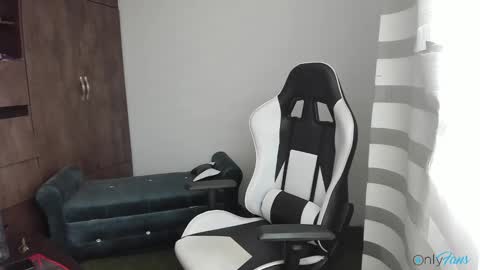 Lian storm online show from November 2025 05:56:01 PM