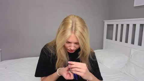 Snapshot of lil_tasty33 chatting on October 2025 09:56:02 AM Emma online show from October 2025 09:56:02 AM