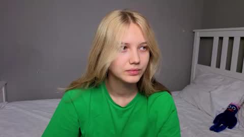 Snapshot of lil_tasty33 chatting on November 2025 09:31:01 AM Emma online show from November 2025 09:31:01 AM