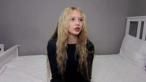 Snapshot of lil_tasty33 chatting on November 2025 09:42:02 AM Emma online show from November 2025 09:42:02 AM