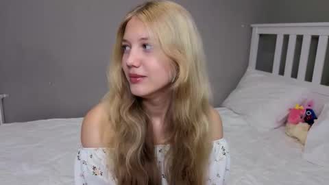 Snapshot of lil_tasty33 chatting on November 2025 10:04:02 AM Emma online show from November 2025 10:04:02 AM