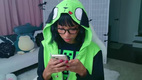 evie online show from October 2025 02:51:02 AM