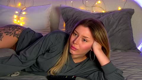 Mia online show from December 2024 01:39:01 PM