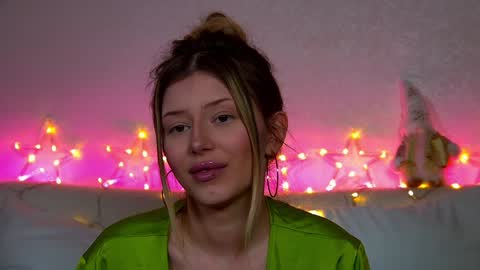 Mia online show from December 2024 10:18:01 AM
