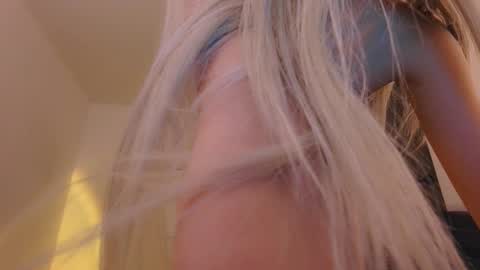 Snapshot of lilicherry_ chatting on November 2025 10:40:01 PM Lili online show from November 2025 10:40:01 PM