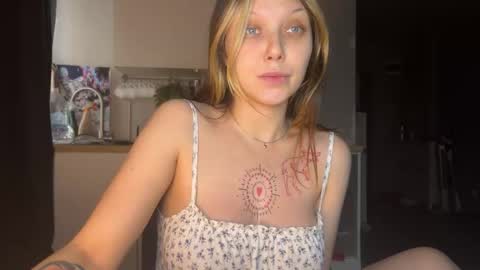 Snapshot of lilies_and_minipoots chatting on October 2025 05:04:02 AM Sonechka online show from October 2025 05:04:02 AM