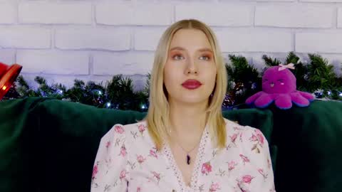 LiliLinn online show from December 2024 12:23:01 PM