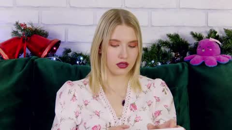 LiliLinn online show from December 2024 12:06:01 PM