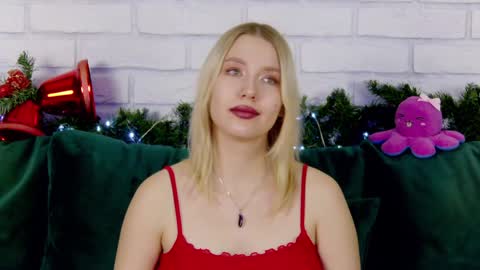 LiliLinn online show from December 2024 12:22:02 PM