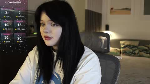 lililtt_ online show from November 2025 06:43:02 PM