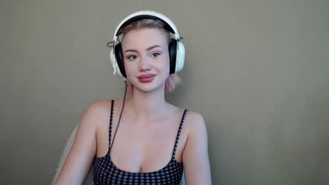 linacute52 online show from October 2025 08:59:01 AM