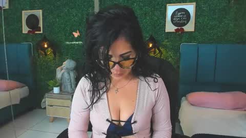 Lina  online show from November 2025 11:43:01 AM