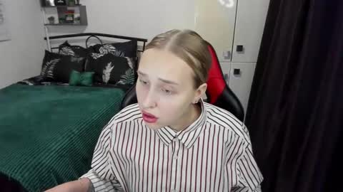 Lina online show from September 2025 09:18:01 PM