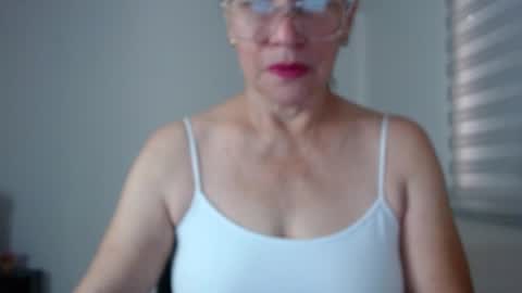 Snapshot of linda_hanna1977 chatting on November 2025 01:43:01 PM Linda Hanna online show from November 2025 01:43:01 PM