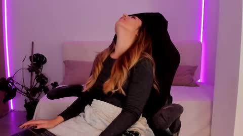 Linda  --  online show from November 2025 05:13:01 PM