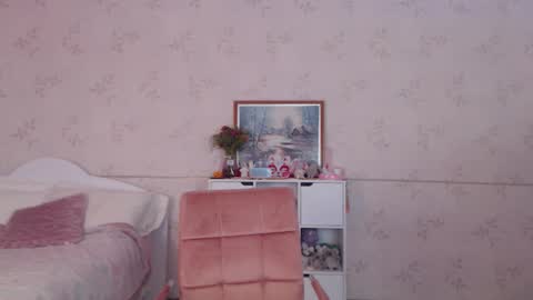 Snapshot of lissalucy chatting on October 2025 07:51:02 AM Alice Dont forget to thumbs up its very important online show from October 2025 07:51:02 AM