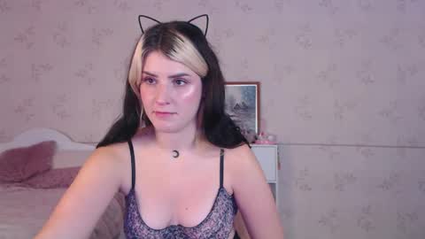 Snapshot of lissalucy chatting on October 2025 09:32:01 AM Alice Dont forget to thumbs up its very important online show from October 2025 09:32:01 AM