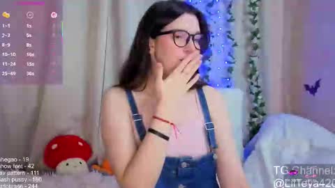 Snapshot of little_teya chatting on November 2025 10:26:01 AM little Teya online show from November 2025 10:26:01 AM