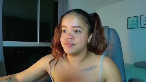 Snapshot of littlee_sophiee chatting on December 2024 01:28:01 AM Sophie online show from December 2024 01:28:01 AM