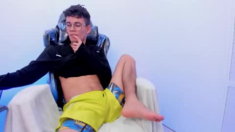 MAX online show from November 2025 07:03:01 PM