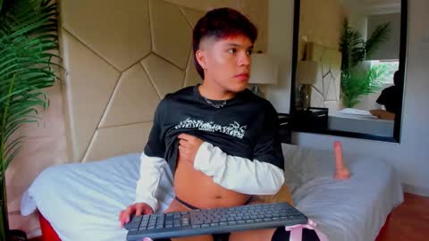 Snapshot of littlezanee chatting on December 2025 03:43:02 PM ZANE online show from December 2025 03:43:02 PM