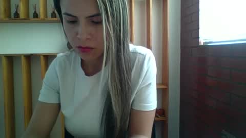 liz_28 online show from October 2025 04:30:02 PM
