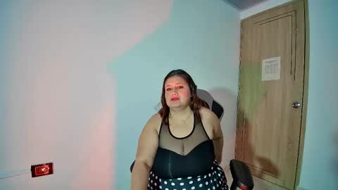 Snapshot of lizz_milf chatting on October 2025 06:17:01 AM lizz_milf online show from October 2025 06:17:01 AM