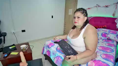 Snapshot of lizz_milf chatting on October 2025 05:00:02 AM lizz_milf online show from October 2025 05:00:02 AM