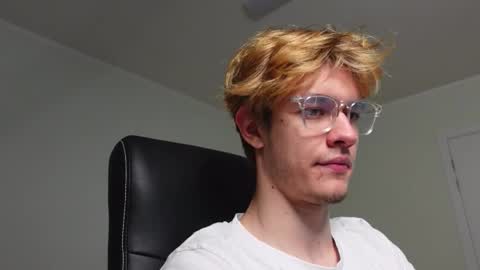 Snapshot of logan_fraser chatting on October 2025 02:53:01 PM LOGAN FRASER online show from October 2025 02:53:01 PM