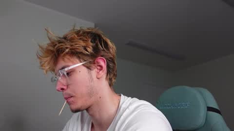 Snapshot of logan_fraser chatting on October 2025 02:30:01 PM LOGAN FRASER online show from October 2025 02:30:01 PM