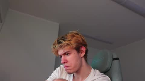 Snapshot of logan_fraser chatting on November 2025 01:54:01 PM LOGAN FRASER online show from November 2025 01:54:01 PM