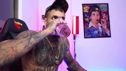 logan_hugh8 online show from October 2025 05:52:01 AM