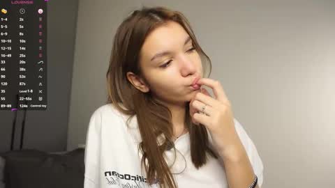 Snapshot of loiskapoi chatting on November 2025 07:39:02 PM Elza online show from November 2025 07:39:02 PM