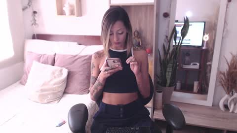 Snapshot of lolis_sweet_submisive chatting on January 2025 06:25:01 PM Dear tippers follow me on my new cb account lennarogers online show from January 2025 06:25:01 PM