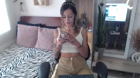 Snapshot of lolis_sweet_submisive chatting on February 2025 09:26:02 PM Dear tippers follow me on my new cb account lennarogers online show from February 2025 09:26:02 PM