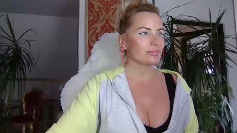 Snapshot of lollyta2023 chatting on February 2025 12:05:02 PM Roxy online show from February 2025 12:05:02 PM