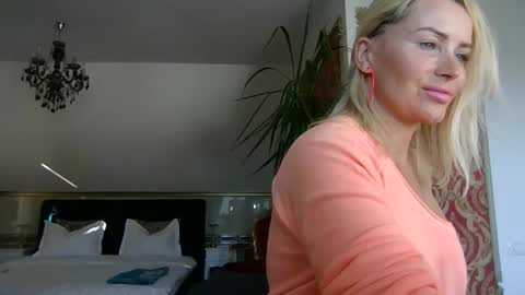 Snapshot of lollyta2023 chatting on November 2025 01:32:02 PM Roxy online show from November 2025 01:32:02 PM