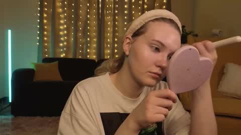 Snapshot of lorettacarnley chatting on November 2025 07:09:02 AM Alice online show from November 2025 07:09:02 AM