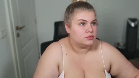 Snapshot of love_wiggy18 chatting on September 2025 02:22:01 PM Ally online show from September 2025 02:22:01 PM