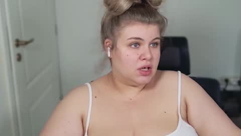 Snapshot of love_wiggy18 chatting on October 2025 08:03:01 AM Ally online show from October 2025 08:03:01 AM