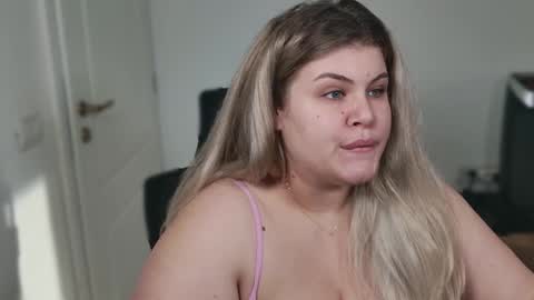 Snapshot of love_wiggy18 chatting on October 2025 06:30:01 AM Ally online show from October 2025 06:30:01 AM