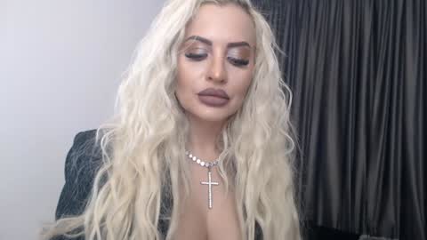 Snapshot of lovelyblondyxxx chatting on January 2025 11:27:01 PM PrAllinXXXa online show from January 2025 11:27:01 PM