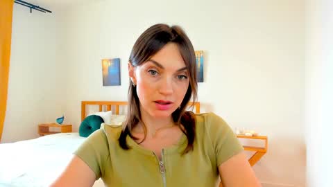 Mia online show from December 2024 09:04:01 AM