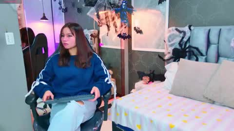 Snapshot of lovequinn_mjs chatting on October 2025 07:59:01 PM Love online show from October 2025 07:59:01 PM