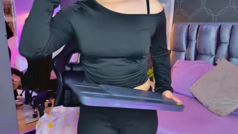 Snapshot of lovequinn_mjs chatting on November 2025 08:13:02 PM Love online show from November 2025 08:13:02 PM