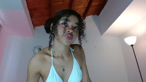 Snapshot of lucie_petite chatting on January 2025 08:15:02 PM Lucie - online show from January 2025 08:15:02 PM
