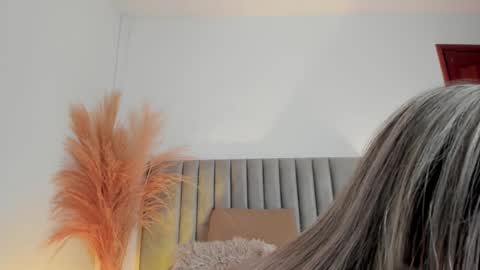 LucyJhonsonn online show from December 2024 01:00:02 AM