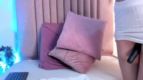 LucyJhonsonn online show from December 2024 04:09:02 AM
