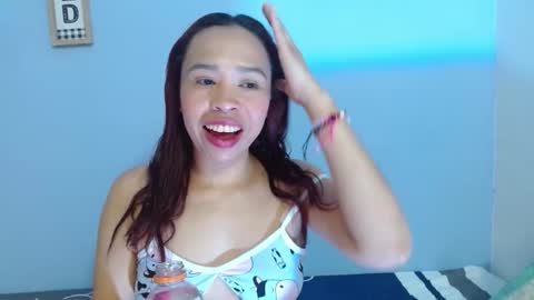 luna_hawks online show from November 2025 07:01:02 PM